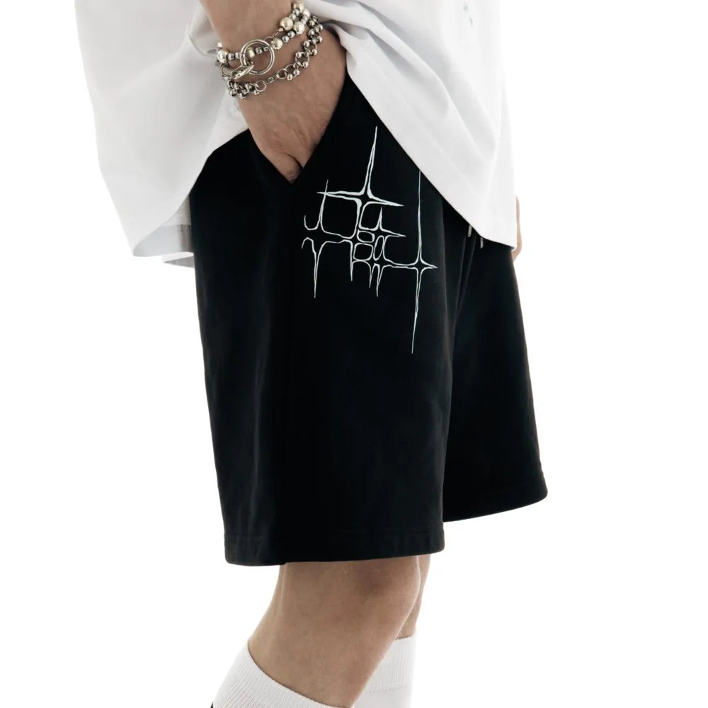 Pantaloncini oversize con stampa grafica lirica