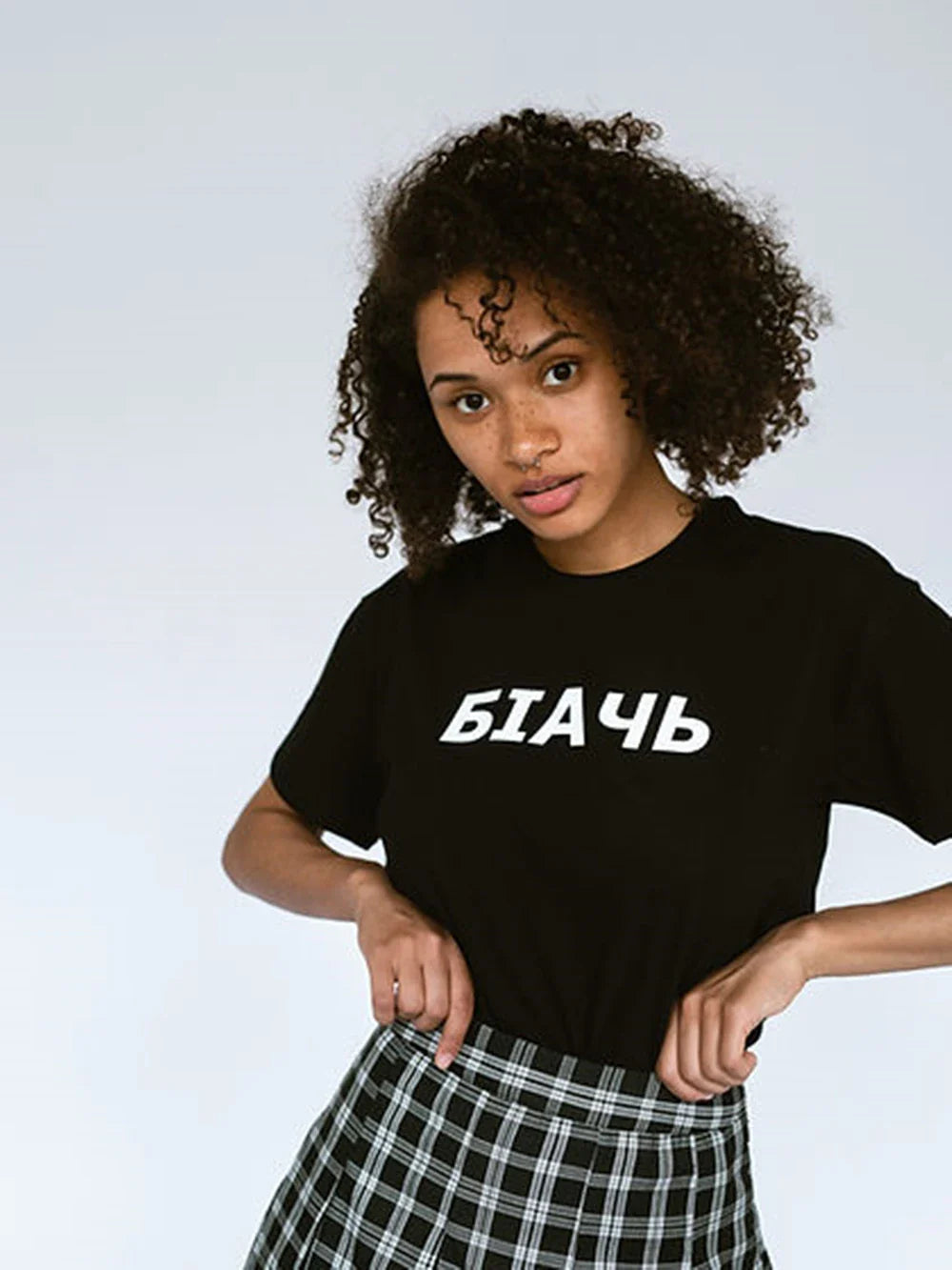 T-shirt da donna in cotone con stampa a lettere e maniche corte.