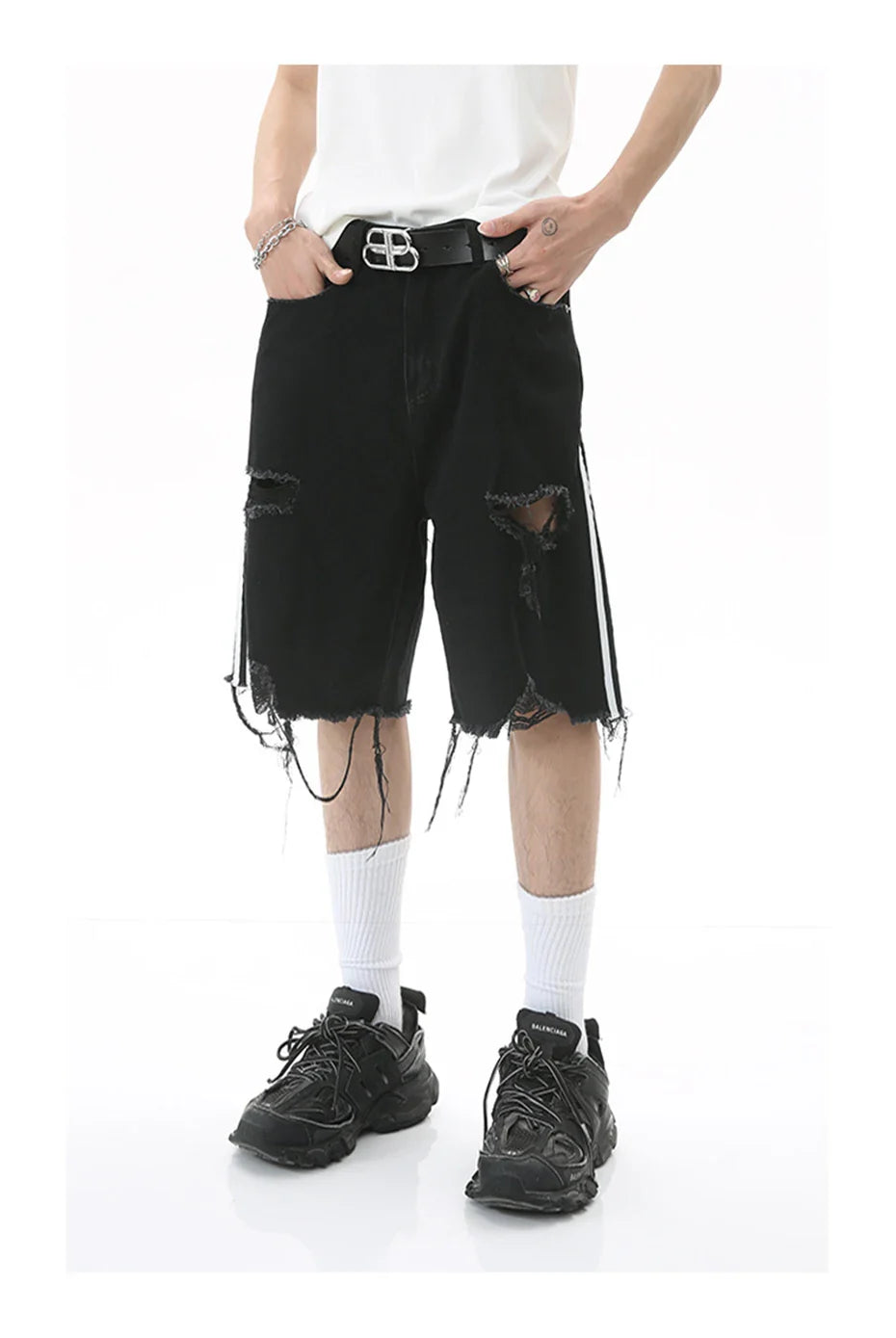 Pantaloncini di jeans strappati con strisce laterali