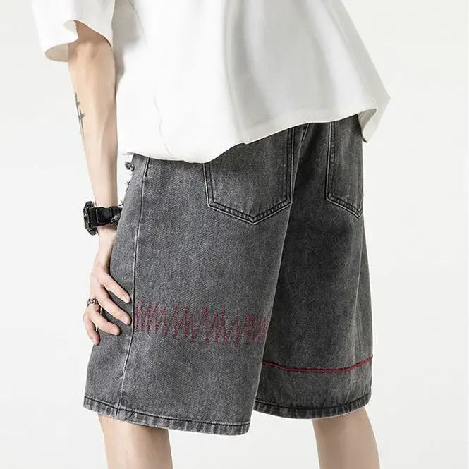 Pantaloncini strappati con bottoni e cerniera, eleganti e con inserti.