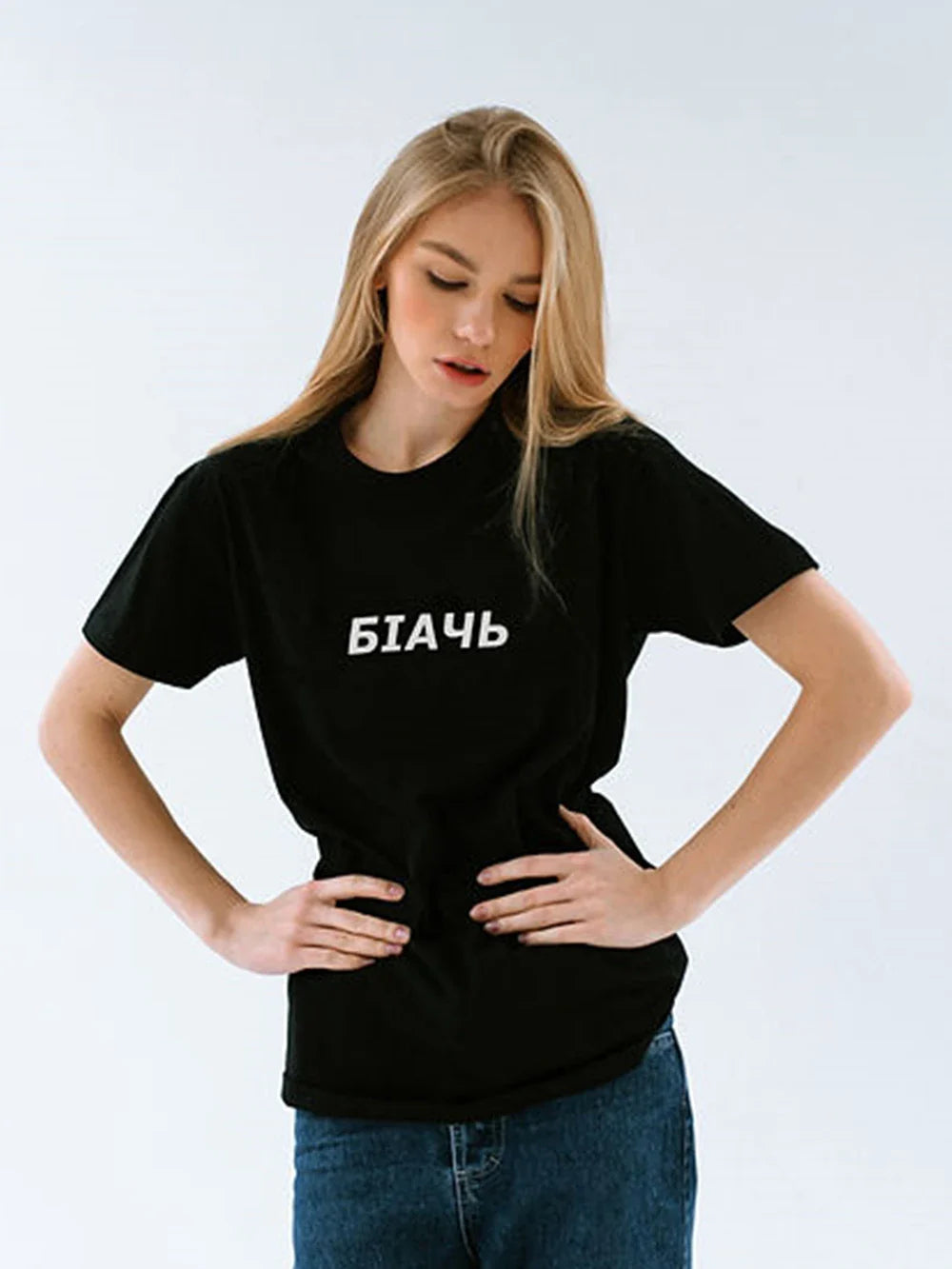 T-shirt da donna in cotone con stampa a lettere e maniche corte.