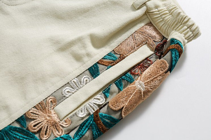Pantaloncini di jeans con patchwork floreale