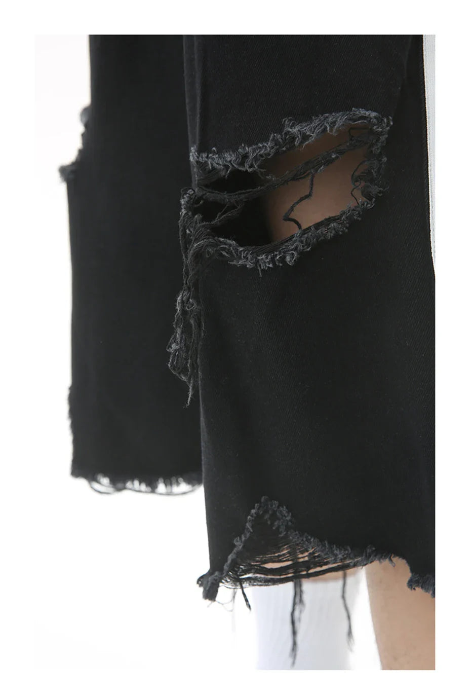 Pantaloncini di jeans strappati con strisce laterali
