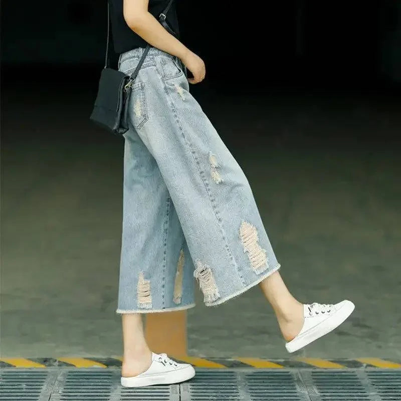 Hochtaillierte zerrissene Capri-Jeansshorts