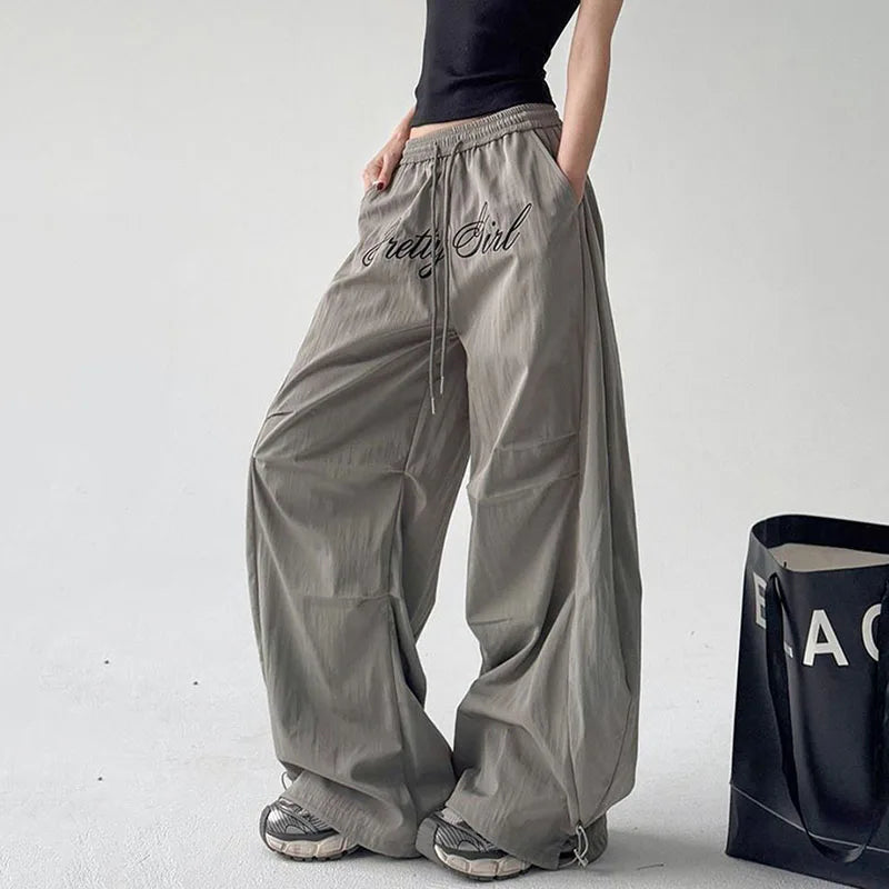 Pantalon cargo gris avec broderie de lettres parachute
