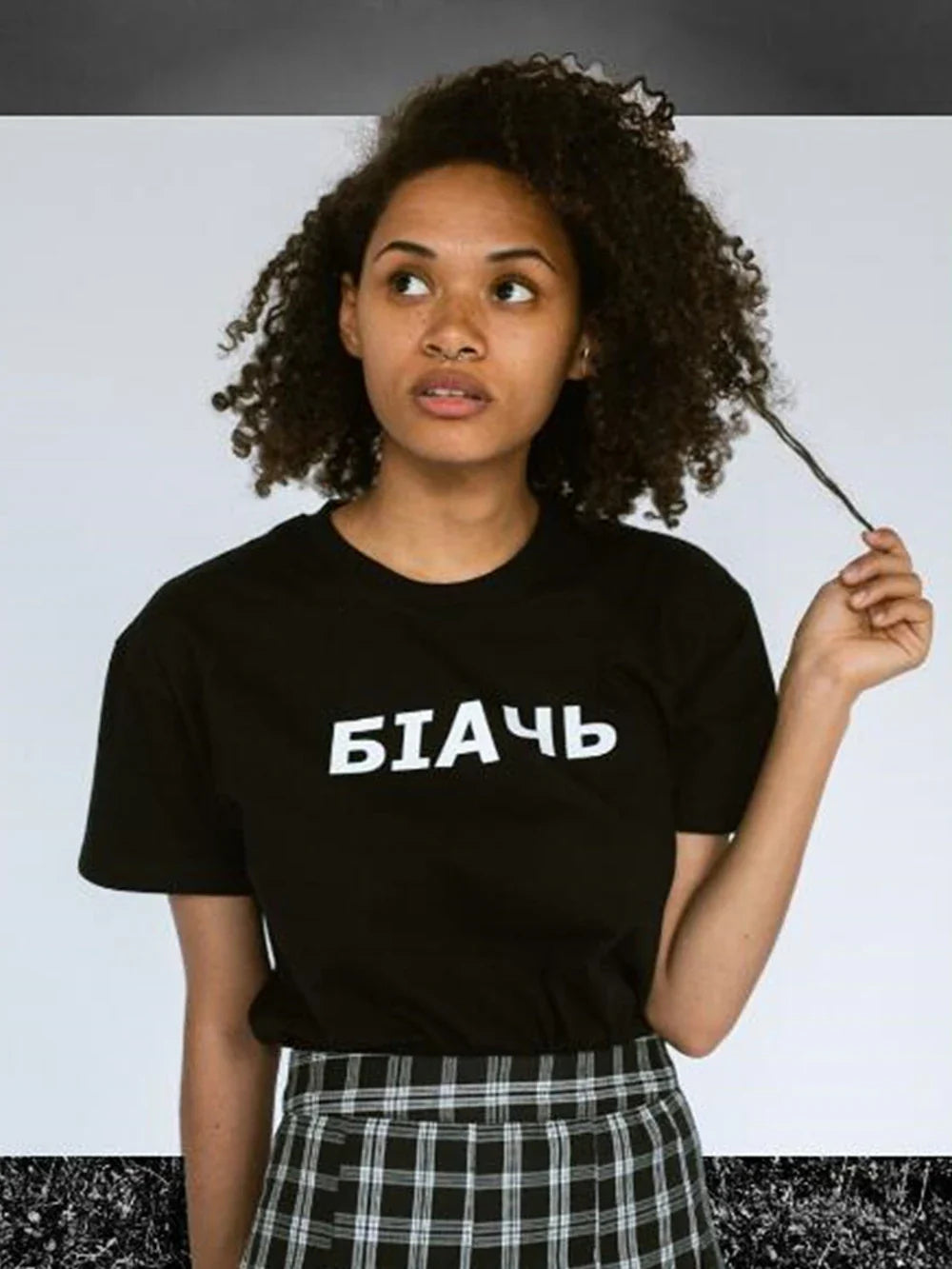 T-shirt da donna in cotone con stampa a lettere e maniche corte.