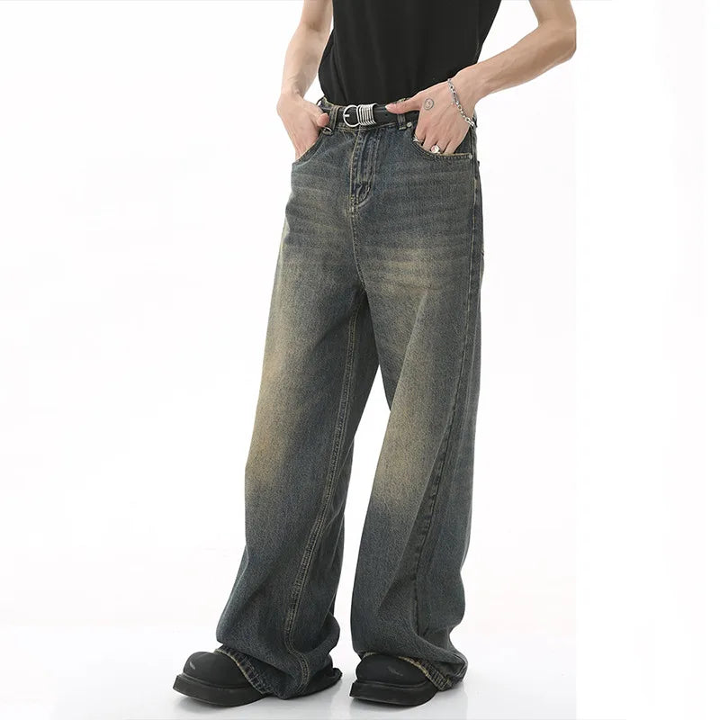 Alte blaue, gewaschene, gerade geschnittene Jeans