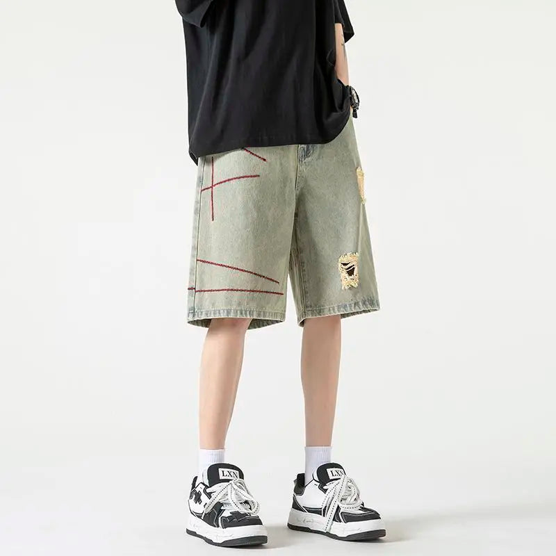 Pantaloncini strappati con bottoni e cerniera, eleganti e con inserti.
