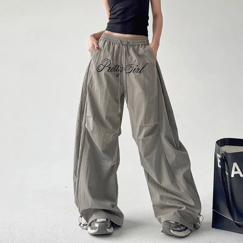 Pantalon cargo gris avec broderie de lettres parachute