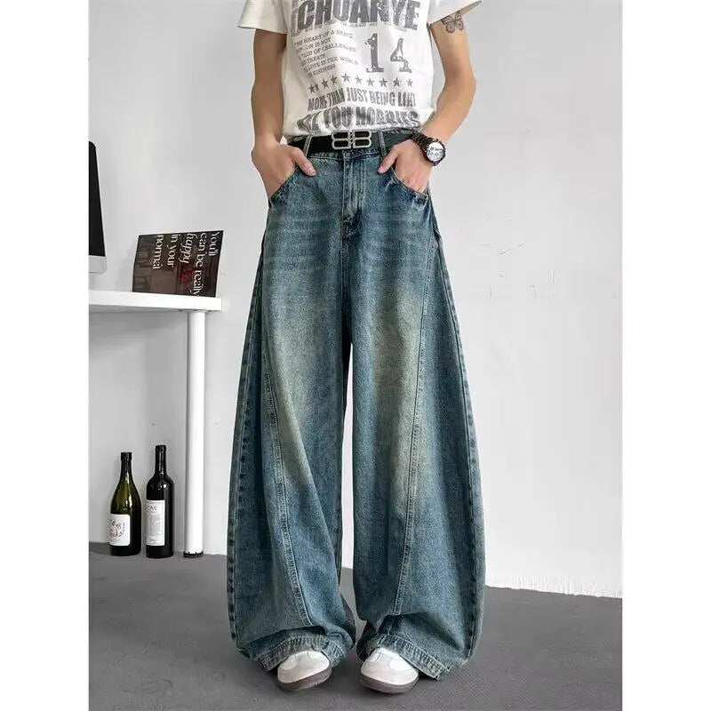Baggy-Jeans mit weitem Bein und urbanem Tanz