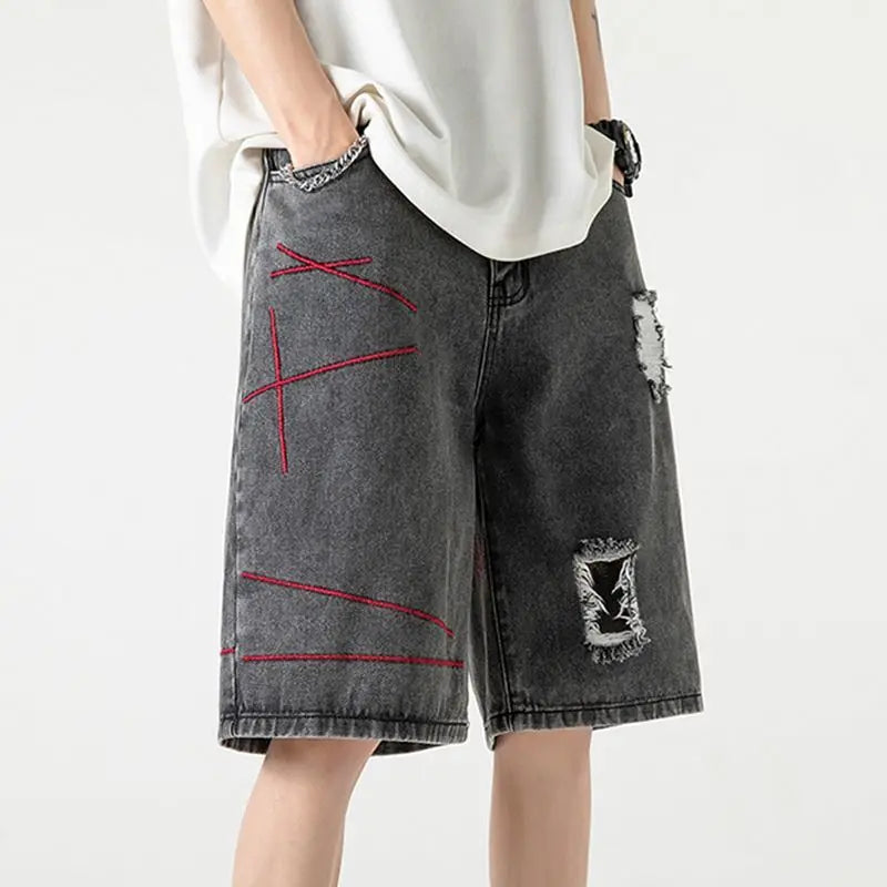 Pantaloncini strappati con bottoni e cerniera, eleganti e con inserti.