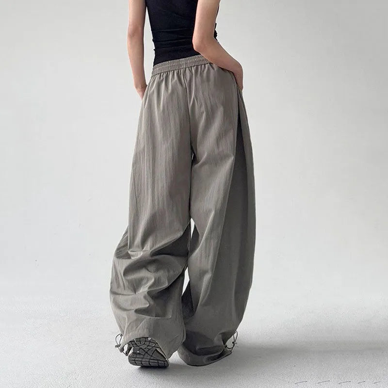 Pantalon cargo gris avec broderie de lettres parachute