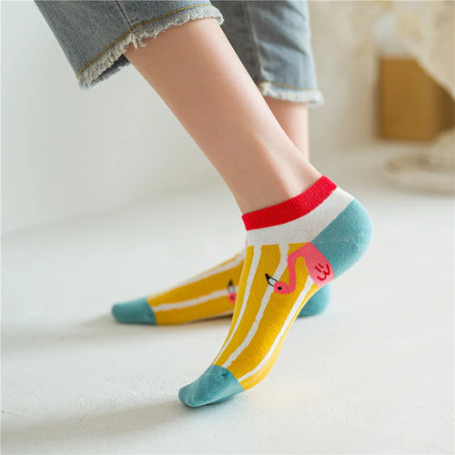 Calcetines cortos hasta el tobillo con estampado de flamencos de colores. - Azul claro