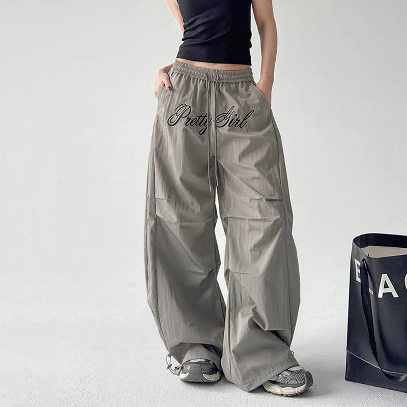 Pantalon cargo gris avec broderie de lettres parachute