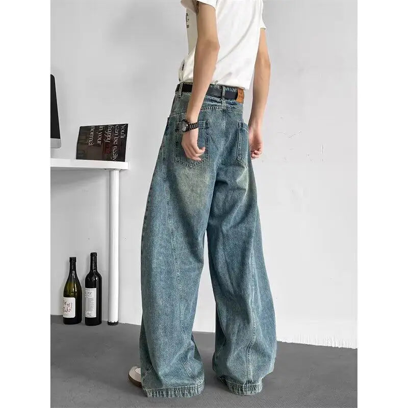 Baggy-Jeans mit weitem Bein und urbanem Tanz