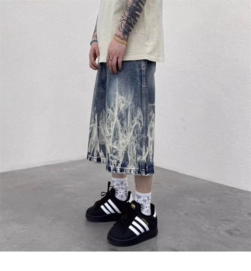 Pantaloncini in denim con stampa grafica a fiamme