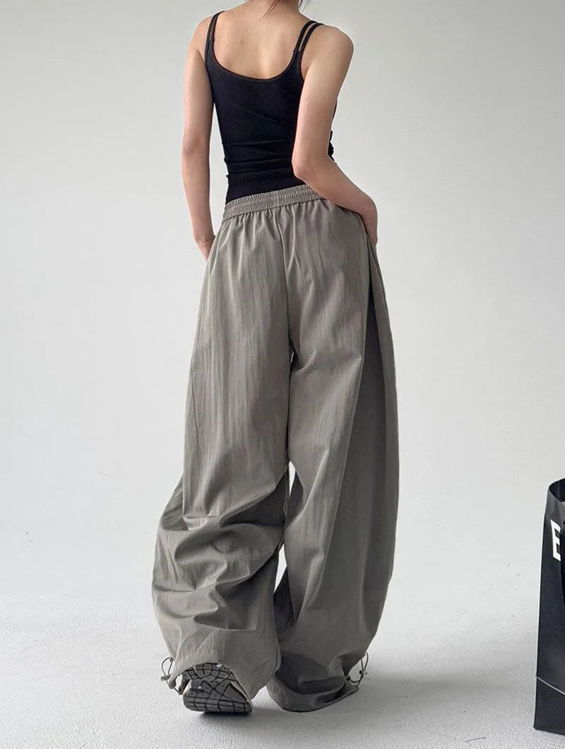 Pantalon cargo gris avec broderie de lettres parachute