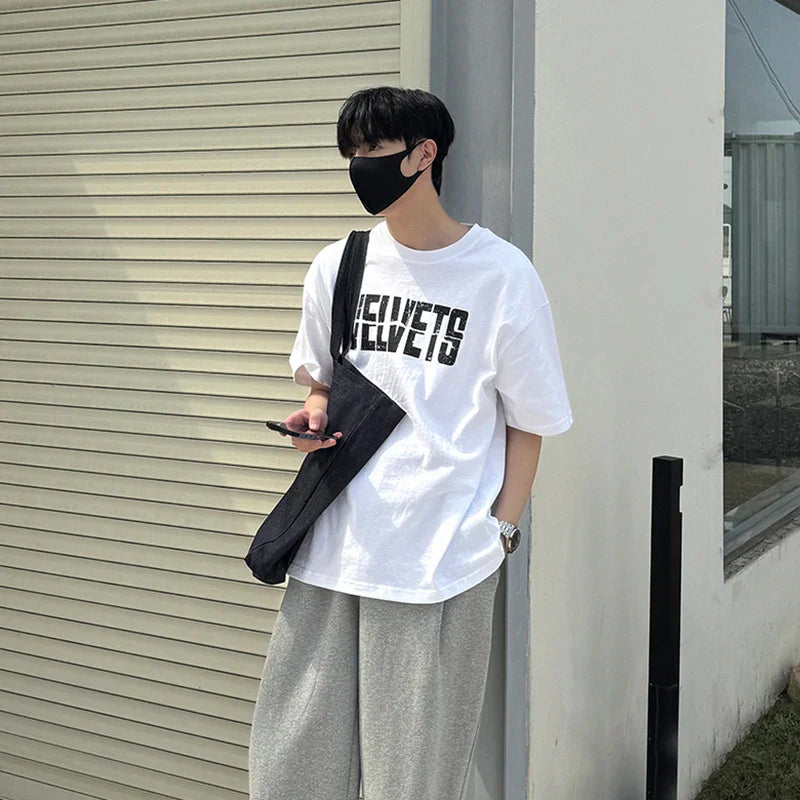 Camiseta informal con tipografía de terciopelo atrevida y fresca de streetwear