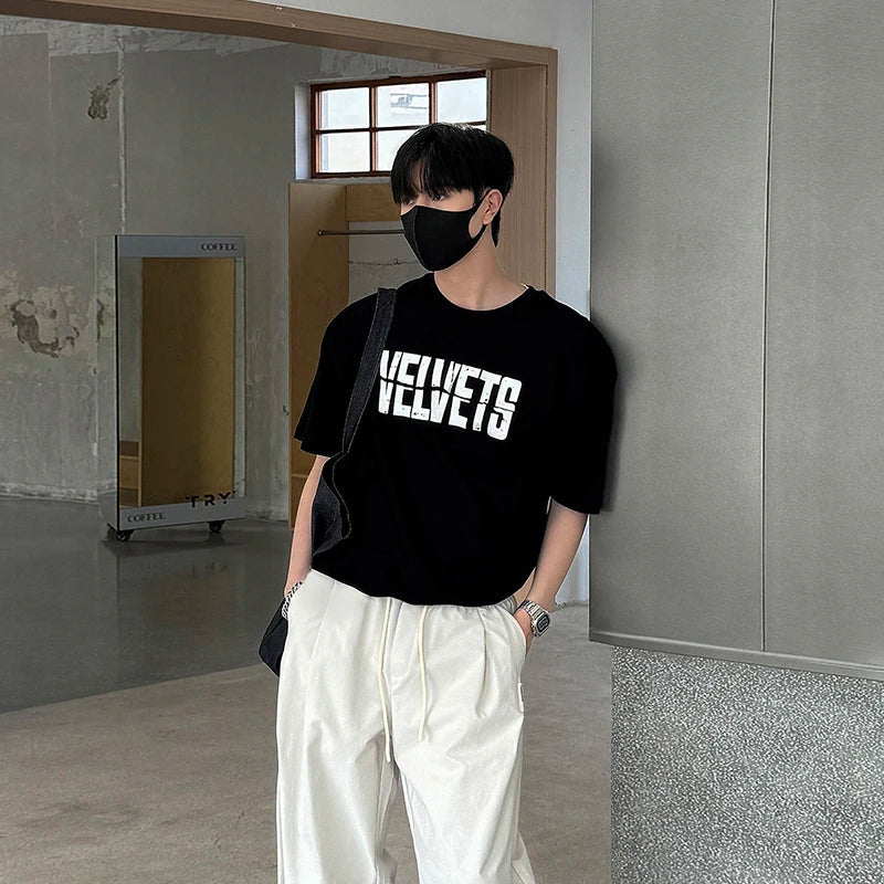 Camiseta informal con tipografía de terciopelo atrevida y fresca de streetwear