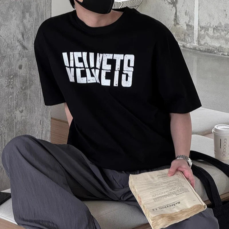 Camiseta informal con tipografía de terciopelo atrevida y fresca de streetwear