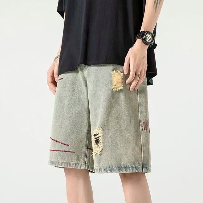 Pantaloncini strappati con bottoni e cerniera, eleganti e con inserti.