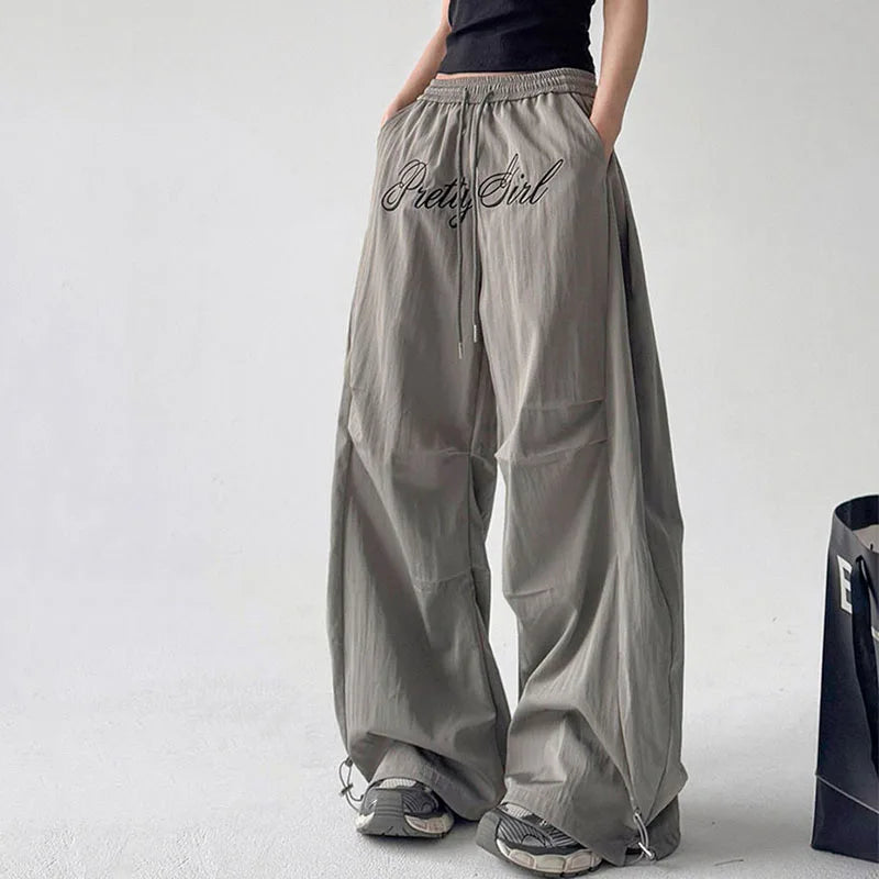 Pantalon cargo gris avec broderie de lettres parachute