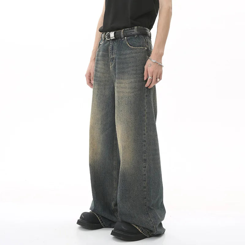 Alte blaue, gewaschene, gerade geschnittene Jeans