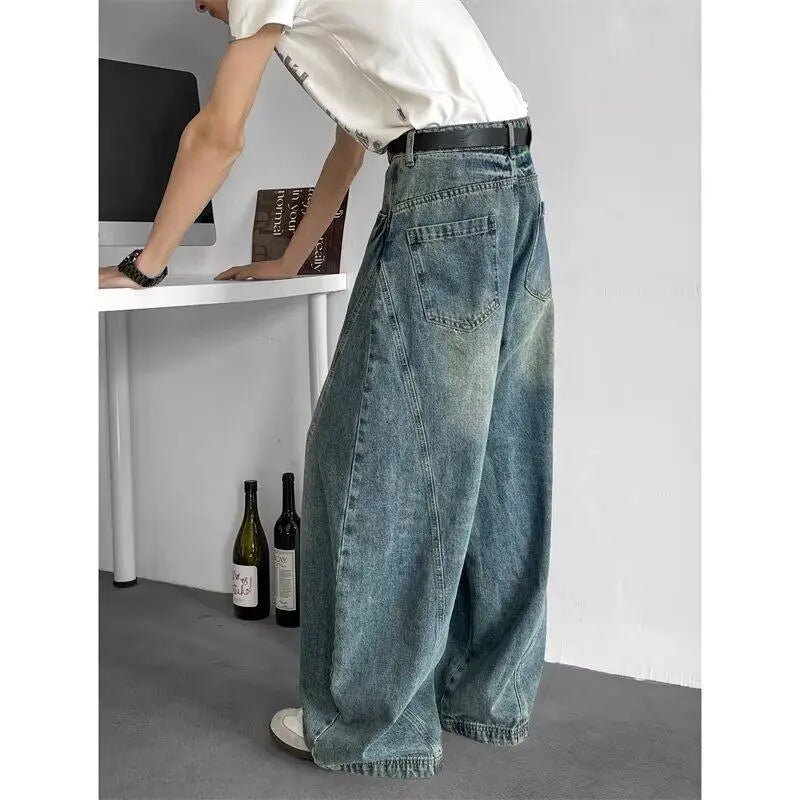 Baggy-Jeans mit weitem Bein und urbanem Tanz