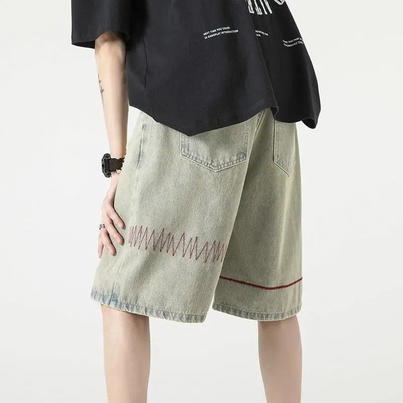 Pantaloncini strappati con bottoni e cerniera, eleganti e con inserti.