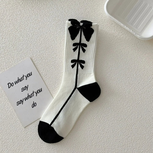 Calcetines largos elegantes de fresa en blanco y negro. - 1 / Talla única