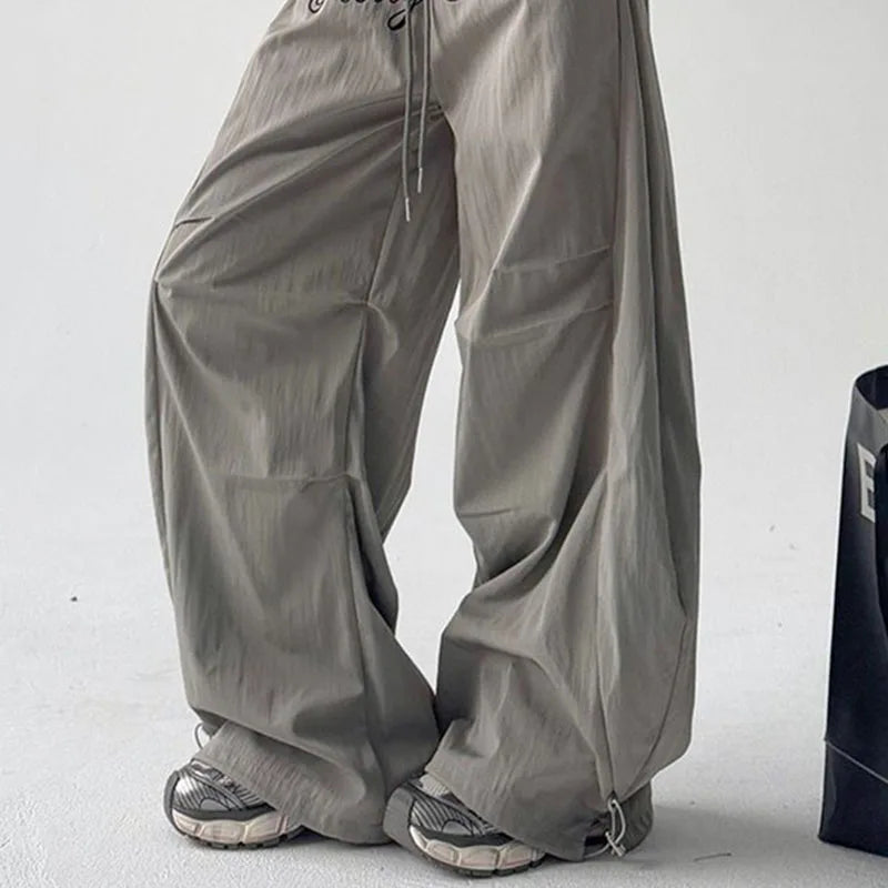 Pantalon cargo gris avec broderie de lettres parachute