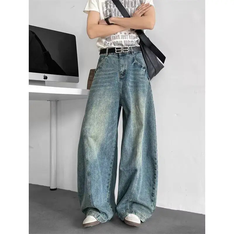 Baggy-Jeans mit weitem Bein und urbanem Tanz