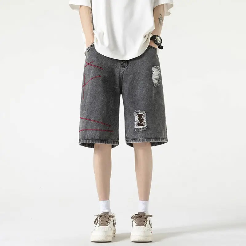 Pantaloncini strappati con bottoni e cerniera, eleganti e con inserti.