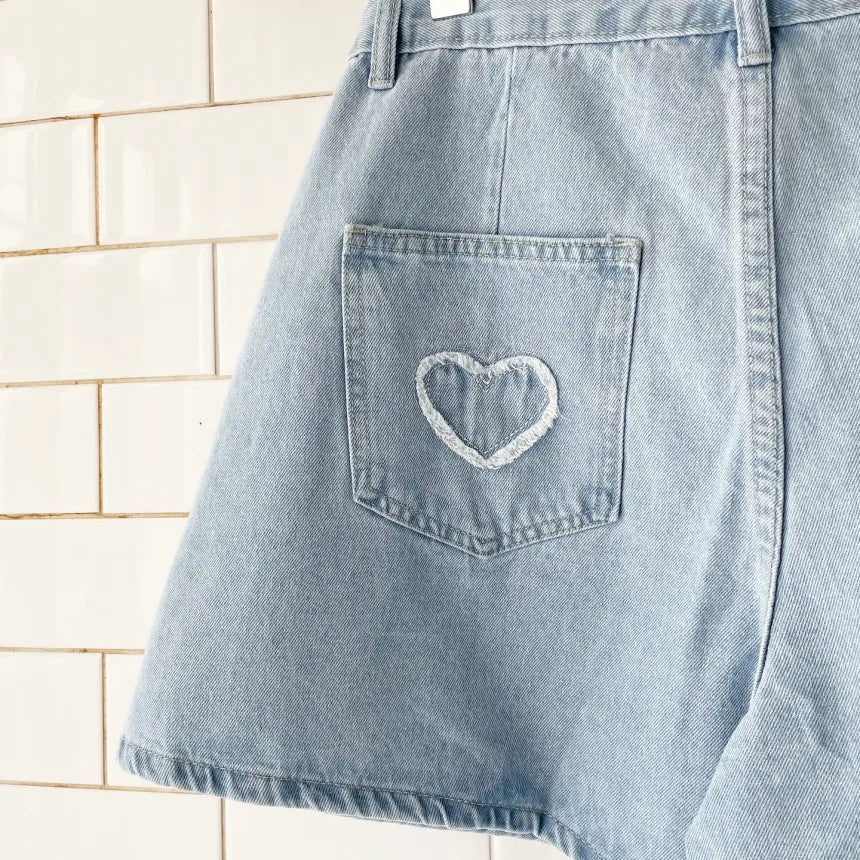 Denim hemelsblauwe hartborduursel shorts