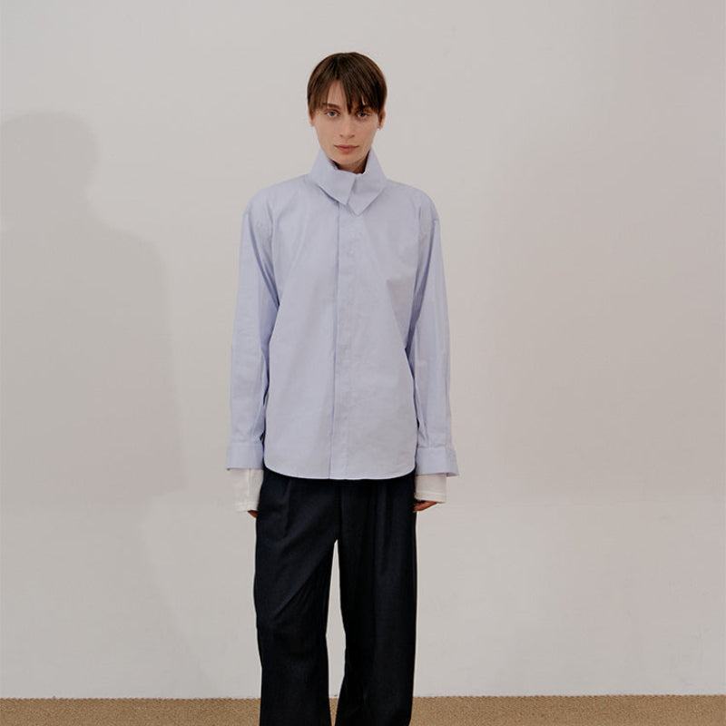 Camicia a maniche lunghe con collo alto e risvolto