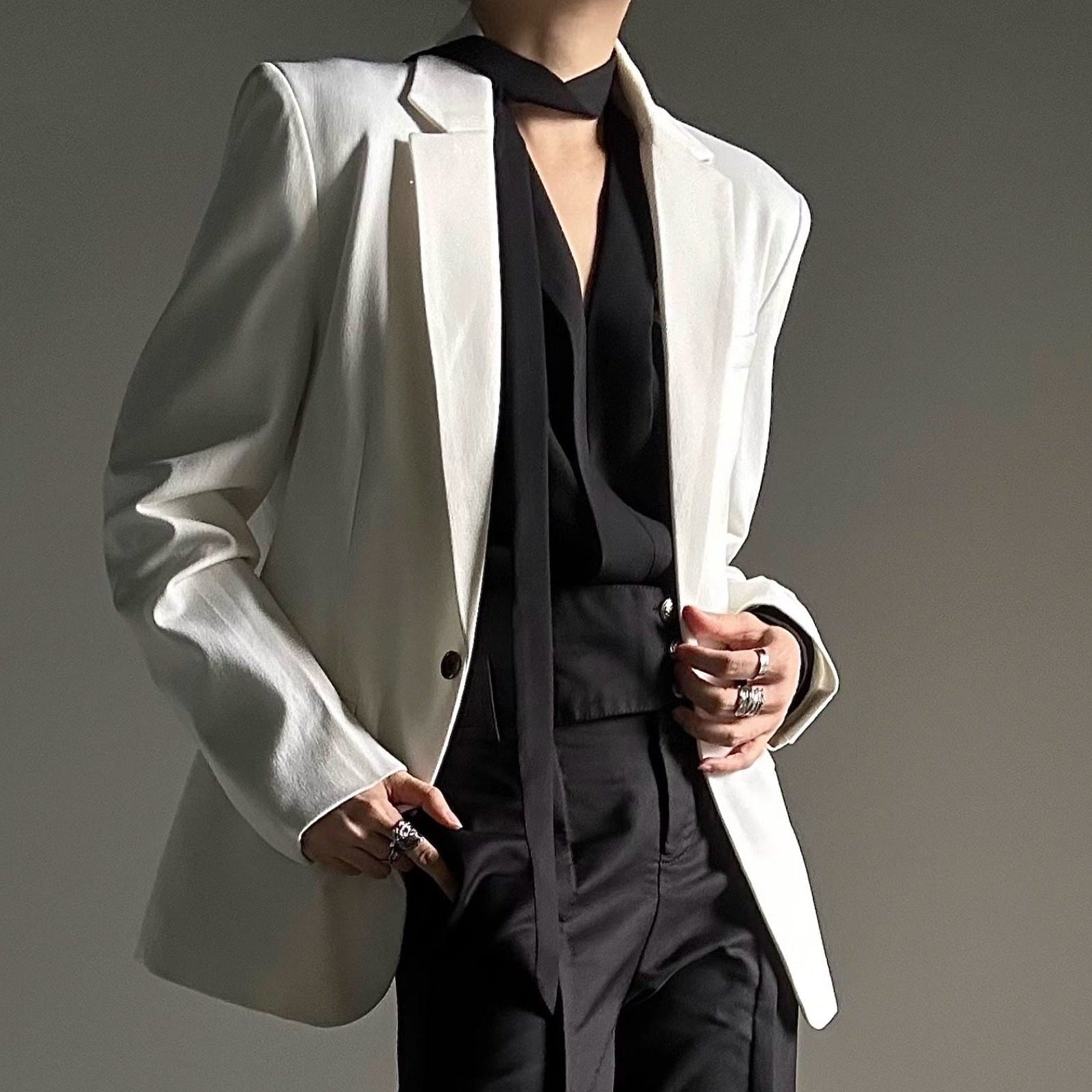 Camicia a maniche lunghe con scollo a V e drappeggio