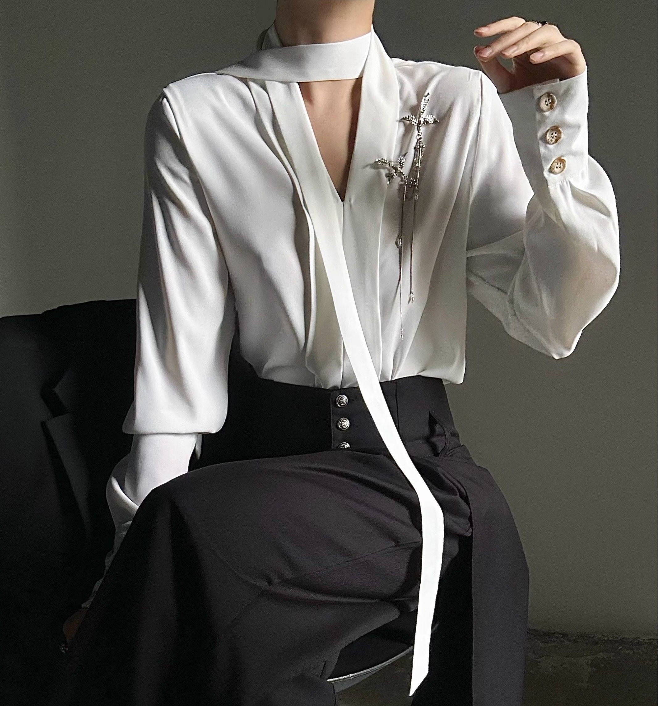 Camicia a maniche lunghe con scollo a V e drappeggio