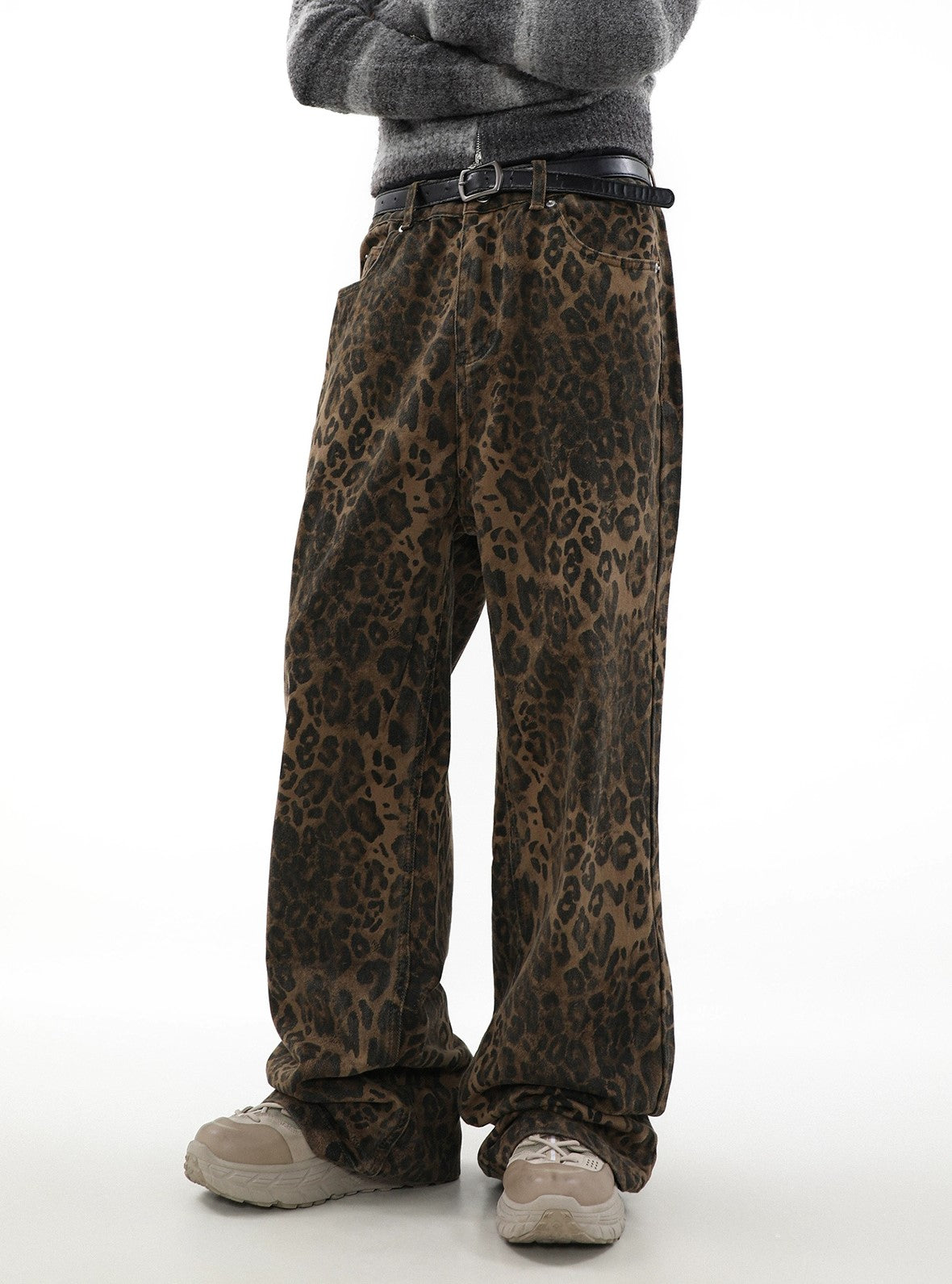 Vaqueros de mezclilla con estampado de leopardo y pierna ancha