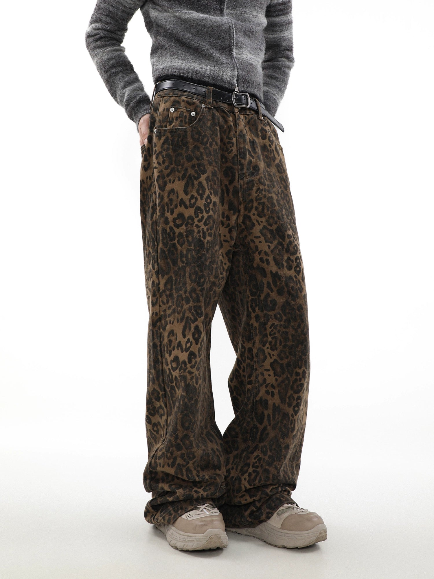 Vaqueros de mezclilla con estampado de leopardo y pierna ancha