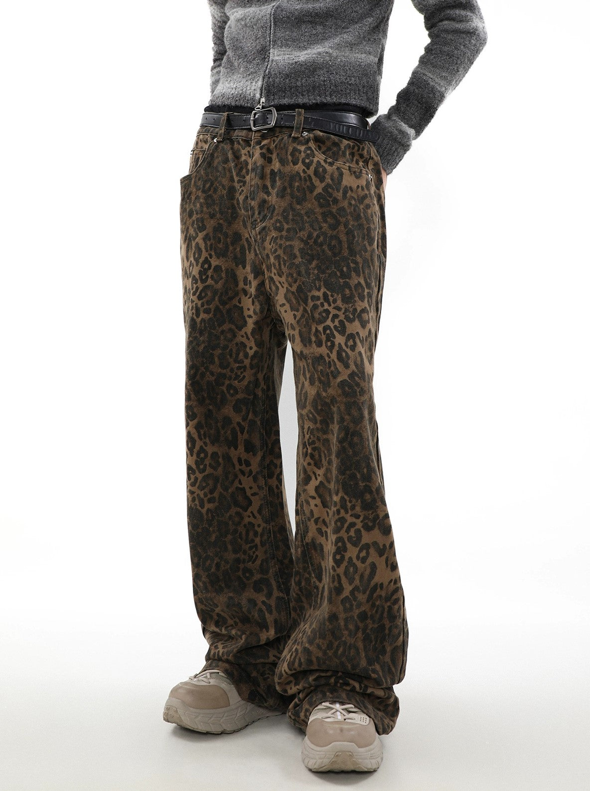 Vaqueros de mezclilla con estampado de leopardo y pierna ancha