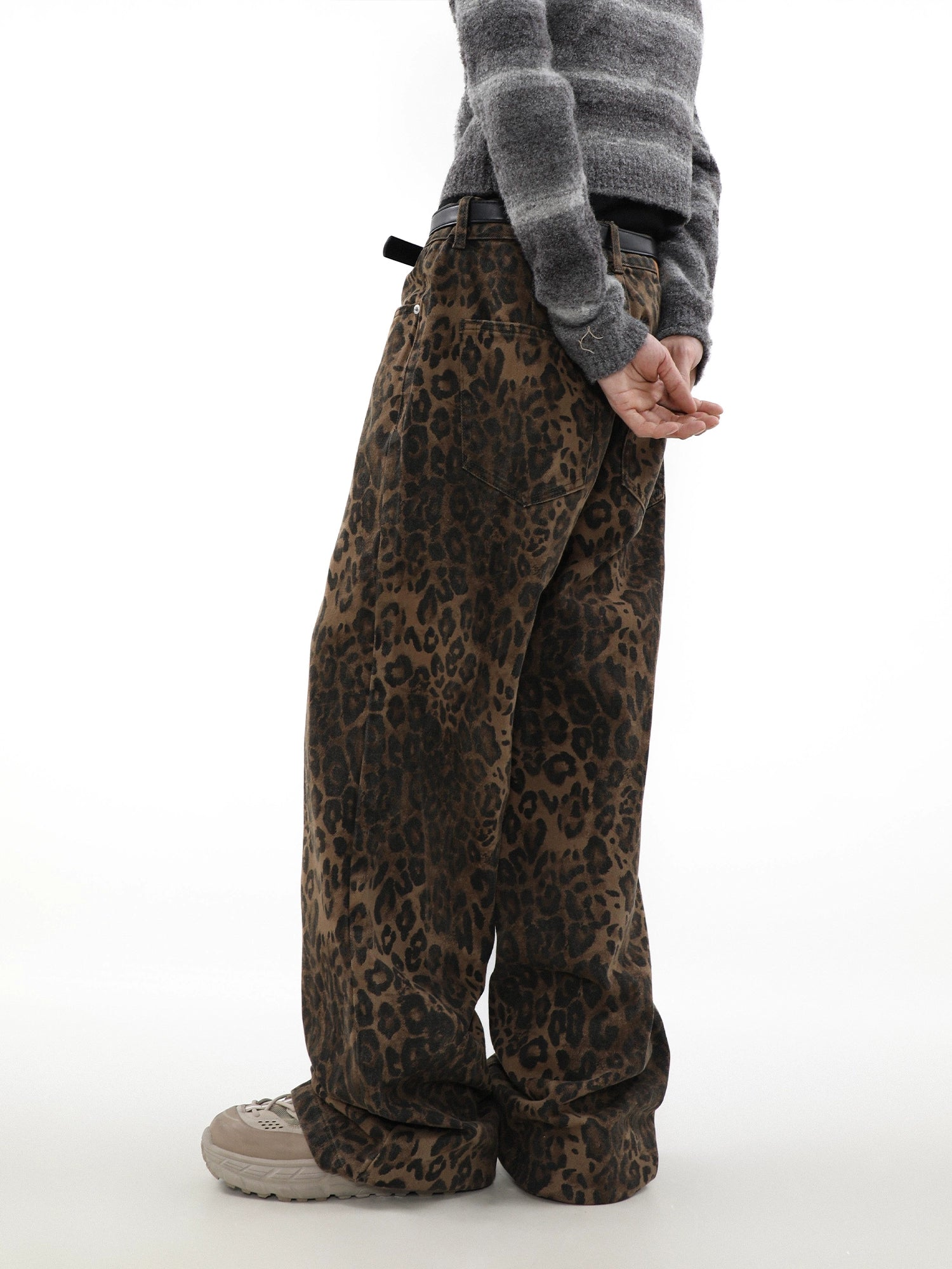 Vaqueros de mezclilla con estampado de leopardo y pierna ancha