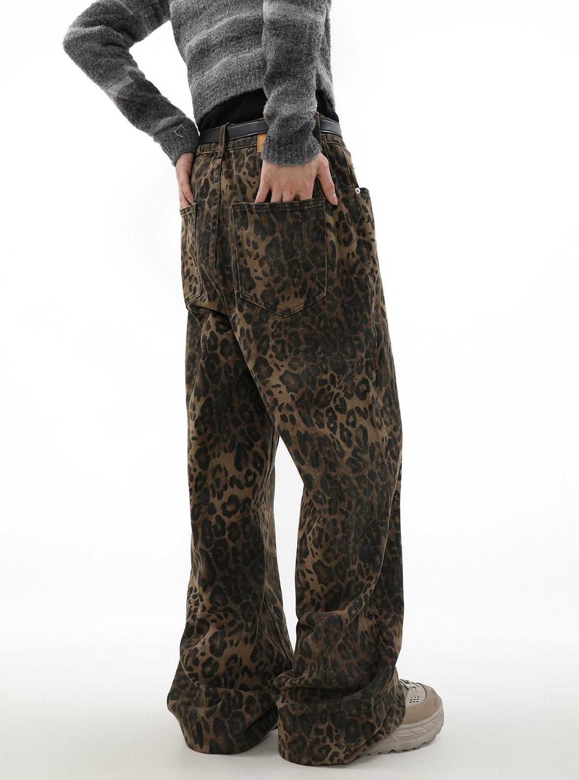 Vaqueros de mezclilla con estampado de leopardo y pierna ancha