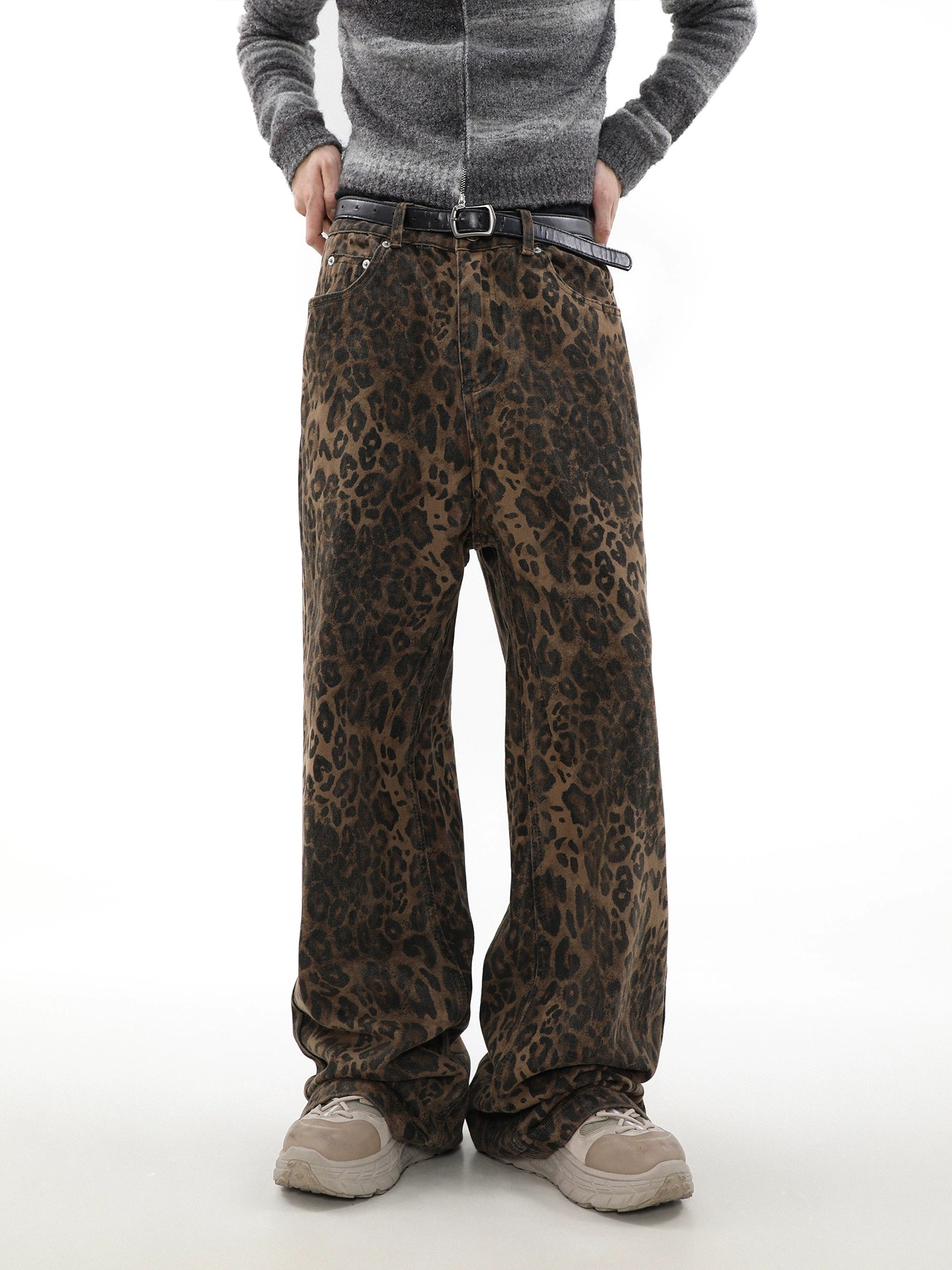 Vaqueros de mezclilla con estampado de leopardo y pierna ancha