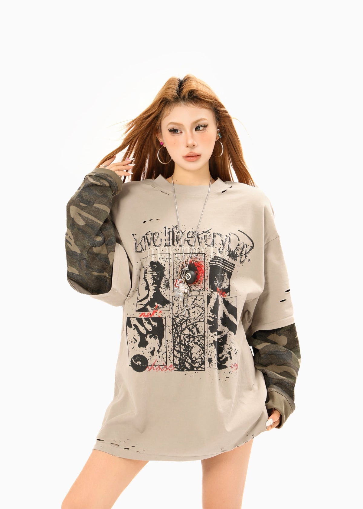 Camiseta gráfica desgastada con mangas de camuflaje superpuestas Madxmarx