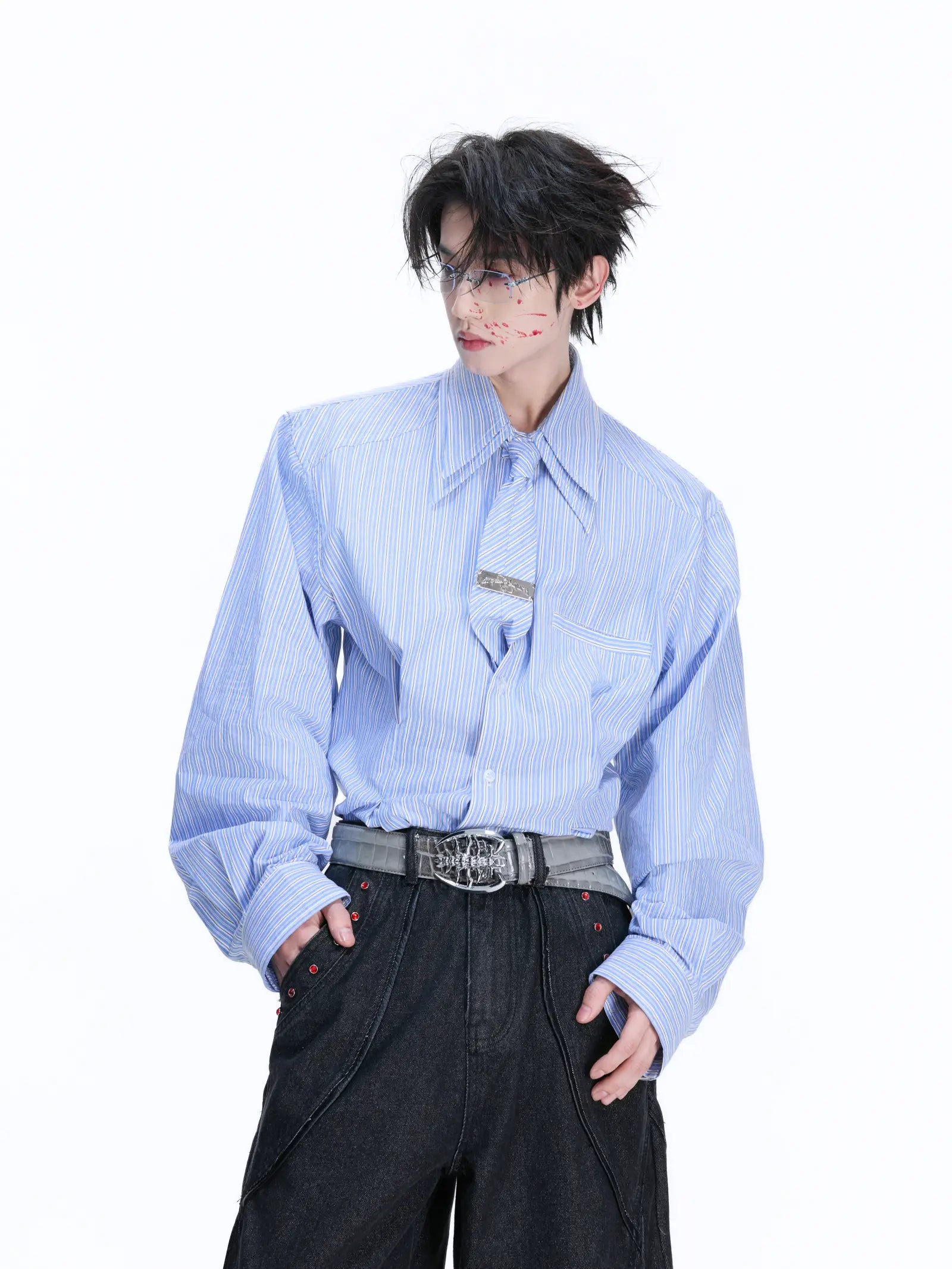 Camicia oversize con spalline a righe e design a doppia cravatta