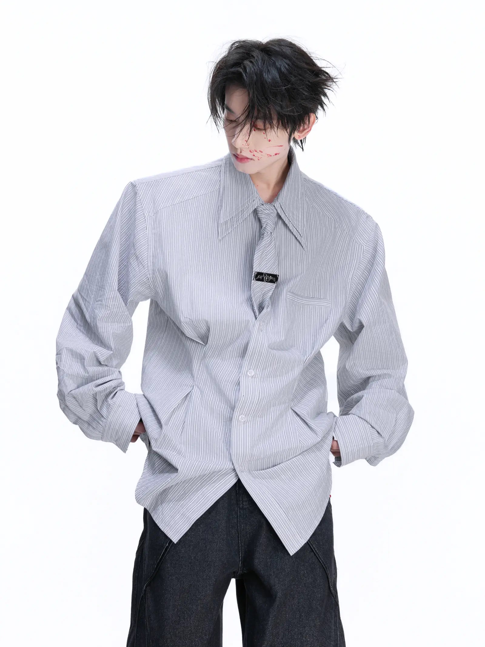 Camicia oversize con spalline a righe e design a doppia cravatta