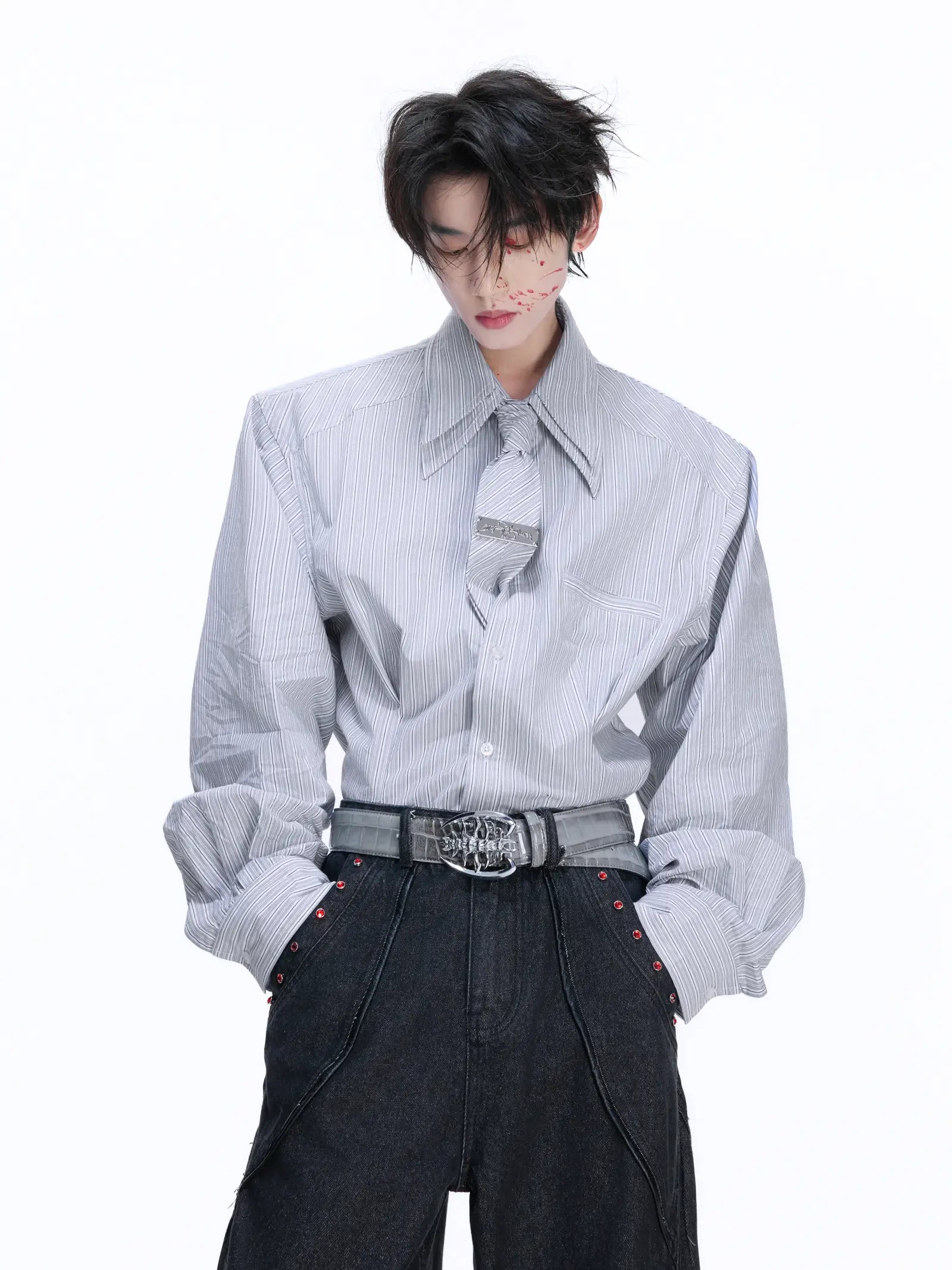 Camicia oversize con spalline a righe e design a doppia cravatta