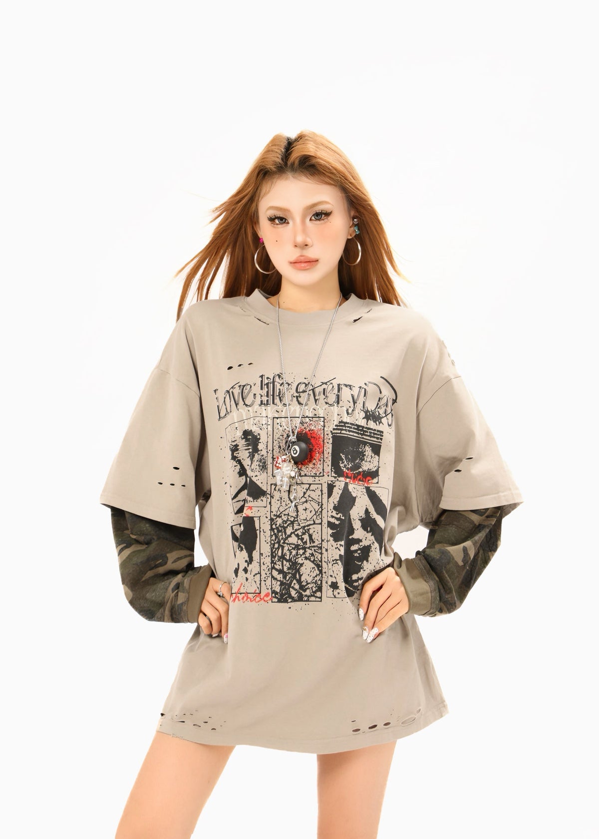 Camiseta gráfica desgastada con mangas de camuflaje superpuestas Madxmarx