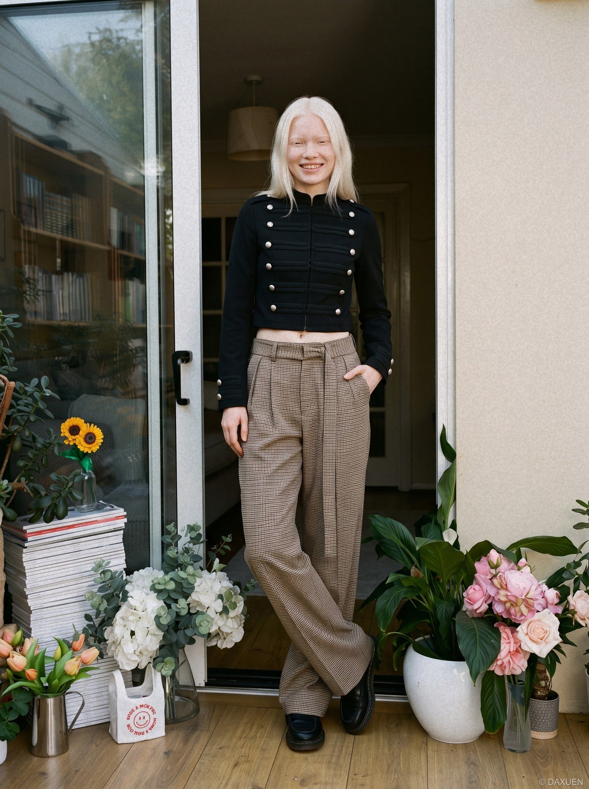 DAXUEN black cropped military design jacket — model photo