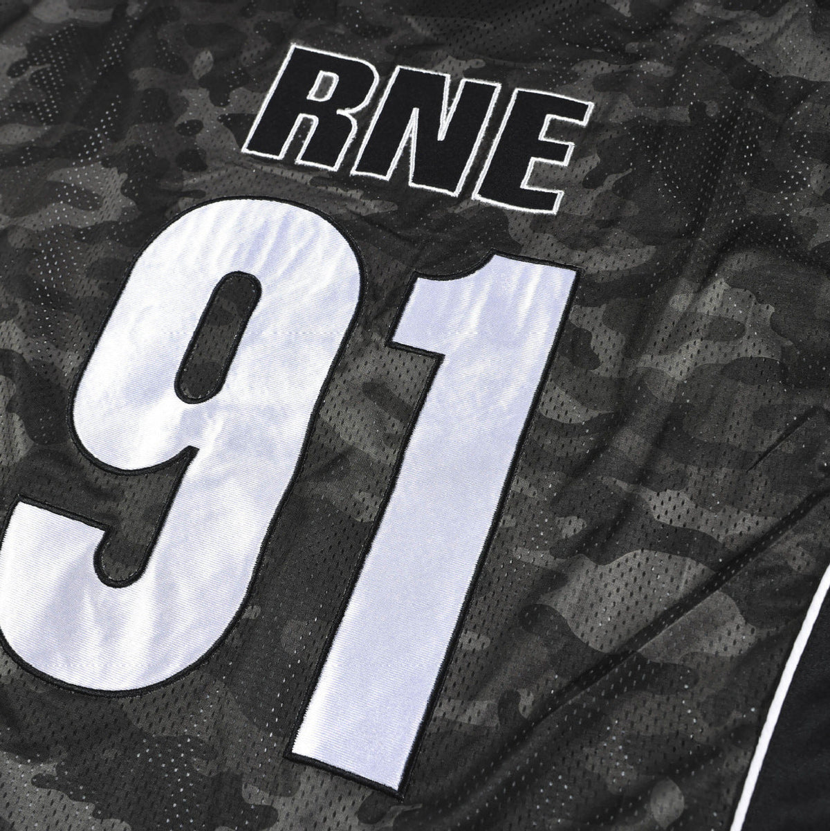 Jersey-Top mit V-Ausschnitt und auffälligem Camo-Print